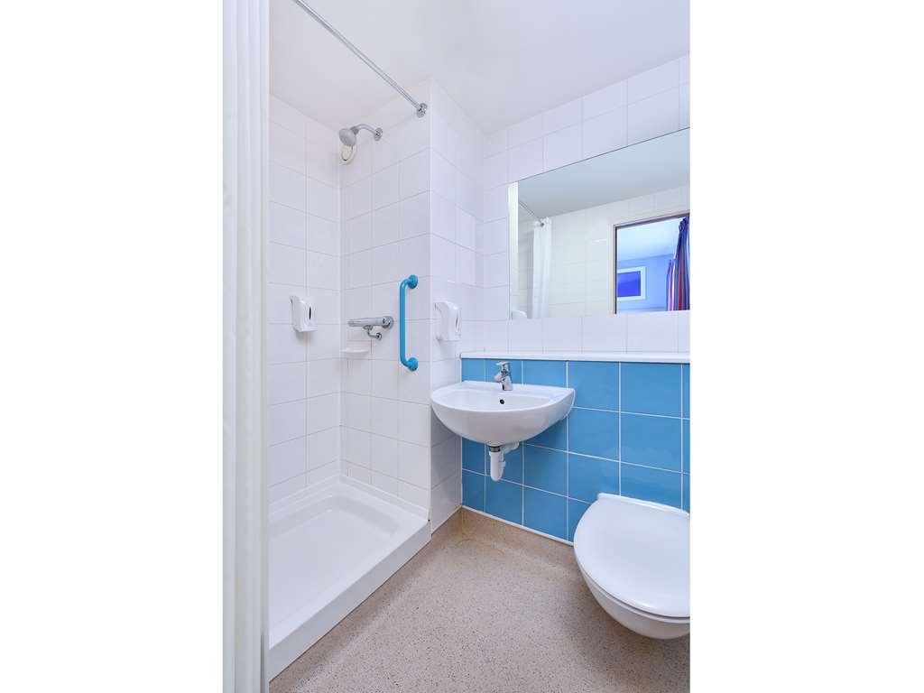 Travelodge Swindon Central Room photo